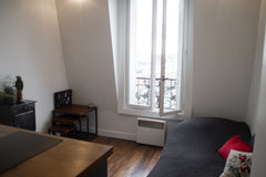 Appartement de charme situé en plein coeur de Montmartre. Il se trouve à 5 minut Paris, France Studio de charme à Montmartre Entire rental unit vacation rental 13725647