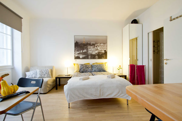 LOCATION<br />- Center of Vienna, All the main attractions of the Old City walka Vienna, Austria Center Opera modern, light and quiet Apt Entire rental unit vacation rental 435240