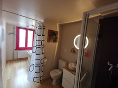 Coquette chambre lumineuse avec lit, toilette et douche, Tv Netflix, Disney Chan Auderghem, Belgium Proche de flagey Entire rental unit vacation rental 33264061