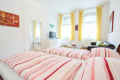 Sehr schönes, sonnendurchflutetes Apartment für bis zu 4 Personen. Mit 2 getrenn Vienna, Austria Modernes und neu renoviertes Apartment Entire rental unit vacation rental 31344597