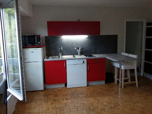 Appartement avec parking privé situé au 10ème étage d'un immeuble dans une résid  Apt 35m² avec parking privé sur les quais de Saône Entire rental unit vacation rental 685311977161590946