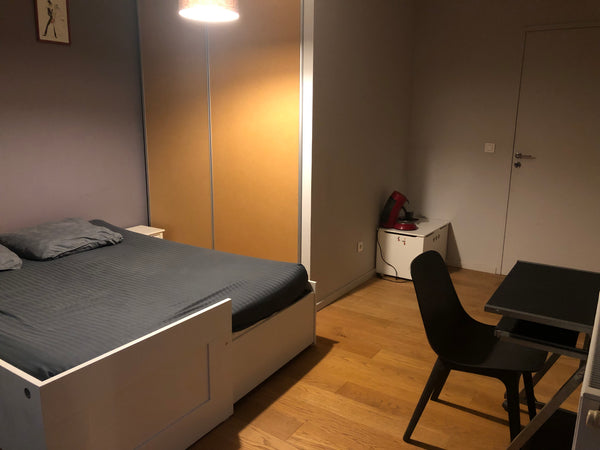 Profitez avec votre bébé d’une chambre spacieuse. Nous sommes une famille avec 2 Angoulême, France Chambre et Salle de bain dans logement familial Private room in condo vacation rental 51877181