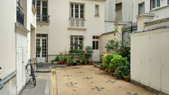 Charming single room at the last floor of a typical Haussmannian buildind in a r Paris, France Lovely studio in the heart of Paris ! Entire rental unit vacation rental 19955878