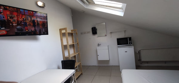 chambre individuelle pour 2 personnes, avec frigo, micro ondes, tv, wifi pour 38  chambre(3) individuelle  pour 2 personnes Private room in serviced apartment vacation rental 610103668710317385