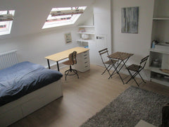 La chambre est située au 3° étage d'une belle maison de maitre bruxelloise entiè Brussels, Belgium Grande chambre sous les toits dans maison renovée Private room in bed and breakfast vacation rental 36340107