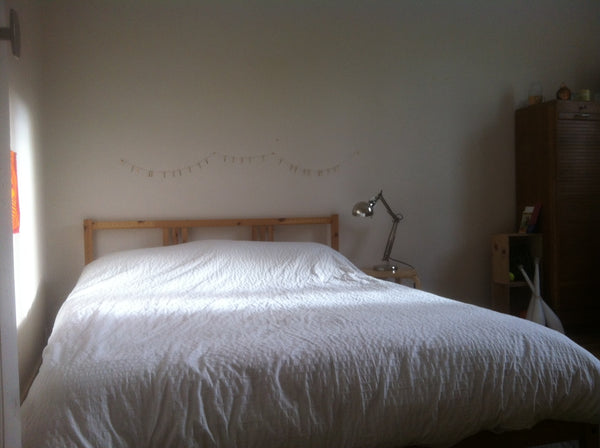 Chambre pour deux personnes avec lit double, fenêtre avec vue sur le ciel, petit Paris, France Chambre dans appartement agréable, vue sur ciel ! Private room in rental unit vacation rental 20545710