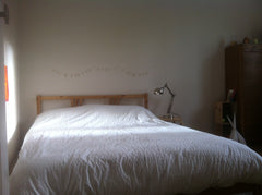 Chambre pour deux personnes avec lit double, fenêtre avec vue sur le ciel, petit Paris, France Chambre dans appartement agréable, vue sur ciel ! Private room in rental unit vacation rental 20545710