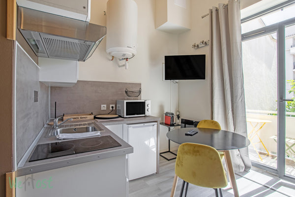 Joli studio de 25 m² avec mezzanine, dans le 8ème arrondissement de Lyon, à prox Lyon, France Joli studio avec balcon, proximité Grange Blanche Entire rental unit vacation rental 688928212597219428