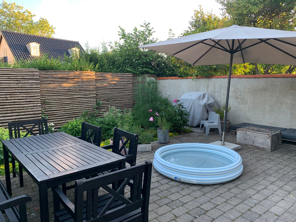 Det er centralt beliggende, med kun 6 km til Kbh city. <br />Fra huset er der, 2 Copenhagen, Denmark Idyllisk hus, stilfuld indrettet & cykler til låns Entire home vacation rental 43907959