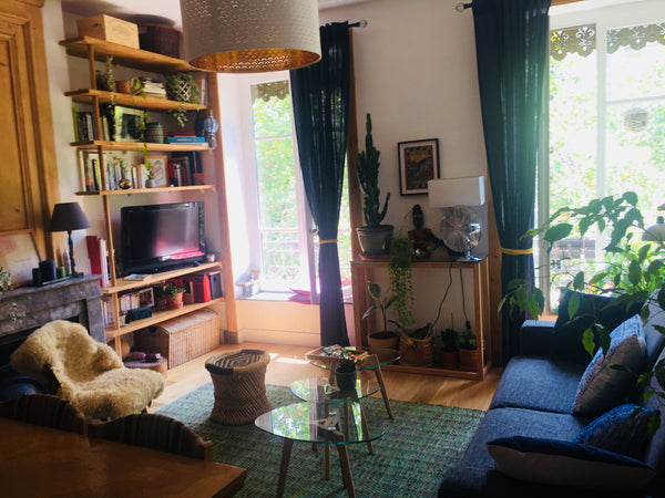 Bonjour,<br /><br />L'appartement est en centre ville à 2 minutes du métro GARIB Lyon, France Appartement T3 centre ville Entire rental unit vacation rental 36717760