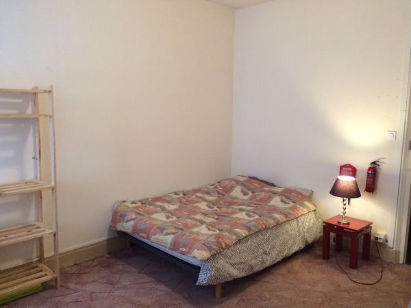 Jolie petit appartement à 10 min à pied de bellecour. L'appartement possèdent 3   Grande chambre avec salle de bain privative Private room in rental unit vacation rental 21807265