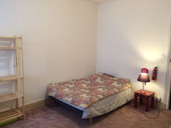 Jolie petit appartement à 10 min à pied de bellecour. L'appartement possèdent 3   Grande chambre avec salle de bain privative Private room in rental unit vacation rental 21807265