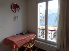 C’est un joli petit appartement de deux pièces (25m2), dont les deux fenêtres do Rochefort, France Joli 2 pièces proche du Canal Entire rental unit vacation rental 5112688