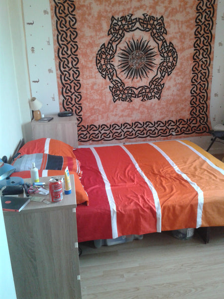 Chambre de 13m2 avec un lit deux places.  Baie vitrée offrant une superbe vue su Lyon, France Chambre lyon fête des lumières Private room in rental unit vacation rental 9455933