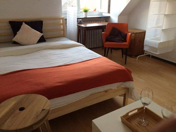 Well situated modern apartment. 10 min walk to central St. Jacobs, Korenmarkt al London, United Kingdom Cozy modern room by Dampoort trainstation for rent Private room in rental unit vacation rental 681543930061727561