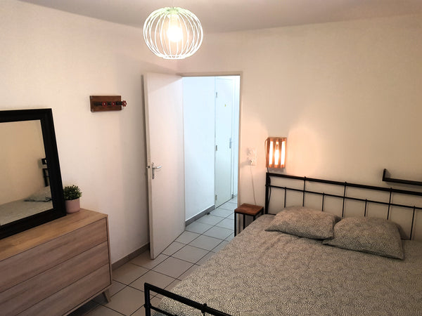Chambre dans mon appartement dans un immeuble très moderne. Calme ,avec un balco Lyon, France Chambre privée❤ Lyon Part-Dieu ⭐ + petit-dèj ☕ Private room in rental unit vacation rental 42769139