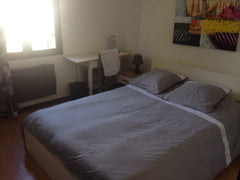 Chambre Privée 9 m2.<br />Lit de 140x200.<br />Placard, Meuble Tiroirs, Table et  Chambre dans maison WIFI Parking gratuits Private room in townhouse vacation rental 50139670