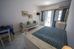 This studio comes with a kitchenette with fridge, kettle and cooking hobs, and a  Ianthe Standard Studio for 3  Room in bed and breakfast vacation rental 32903829