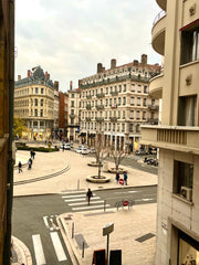 Un emplacement hyper central pour profiter pleinement de la fête des lumières. < Clermont-Ferrand, France Appartement place des jacobins Entire rental unit vacation rental 773768317754299393