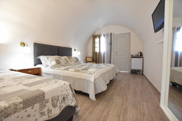 Rodakas Hotel, has 23 rooms with a total capacity of 64 people. <br />We served  Thera, Greece Traditional  Cave, Triple Room By The Pool. Room in hotel vacation rental 5653688