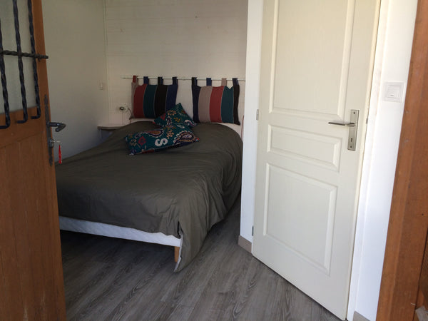 Jolie chambre dans un jardin avec accès entièrement indépendant.  Cette chambre  Cenon, France Petite chambre indépendante sur jardin Private room in home vacation rental 24133934