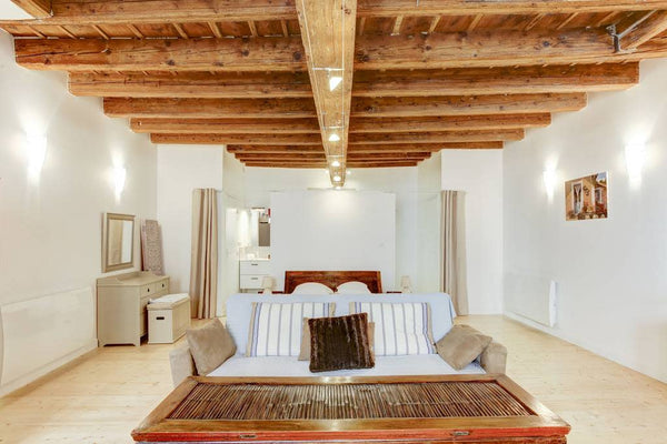 In the heart of the historic center of Vieux Lyon, this wonderful apartment of 6 Lyon, France Quiet and Spacious - Historic center Entire rental unit vacation rental 26406916