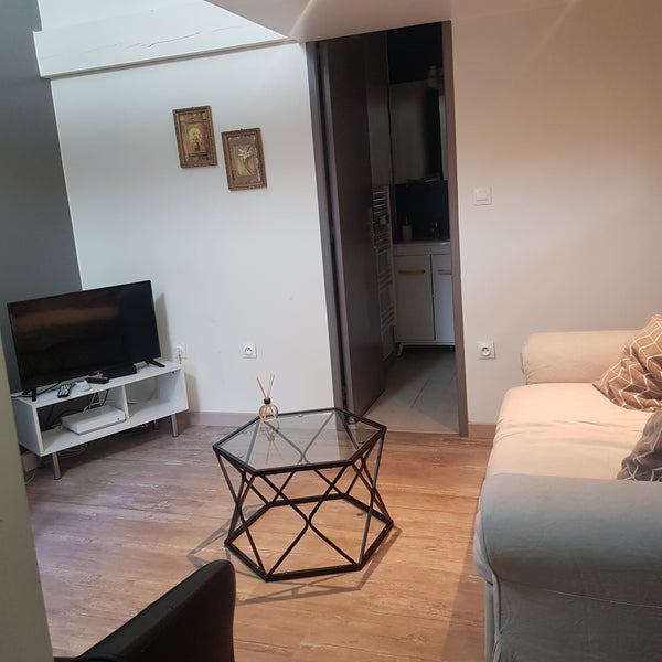 Studio meublée avec un cours privatif, lit en mezzanine, cuisine équipée  avec u  Superbe studio sur cour privatif Entire rental unit vacation rental 50426578