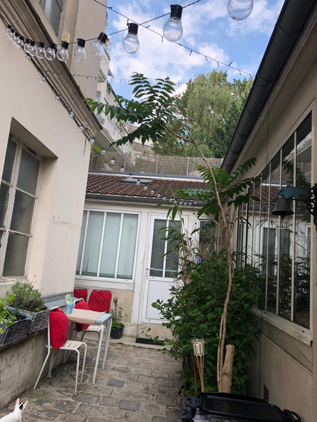 Petit studio de 22m2, dans un ancien atelier d'artiste avec cour pavée.<br />Sit Les Loges-en-Josas, France Paris - Lumineux et charmant - Bright and lovely Entire rental unit vacation rental 29586930