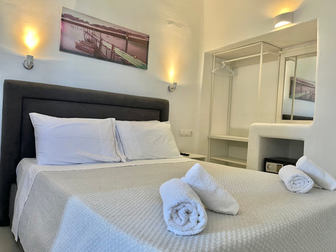 <b>License number</b><br />1136936 Greece Deluxe studio,Crystal Suites, Mykonos Entire serviced apartment vacation rental 567262509972842000