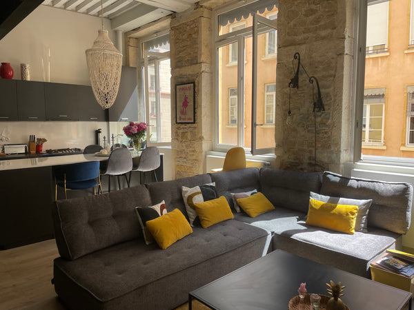 Simplifiez-vous la vie dans ce logement paisible et central situé en plein cœur  Lyon, France Lyon coeur Croix rousse : bel appartement canut Entire rental unit vacation rental 649725423260747185