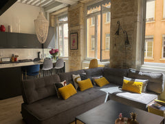 Simplifiez-vous la vie dans ce logement paisible et central situé en plein cœur  Lyon, France Lyon coeur Croix rousse : bel appartement canut Entire rental unit vacation rental 649725423260747185
