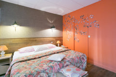 Chambre double en rez de chaussée sur un jardin de 200 m² dans un petit hôtel fa Paris, France Chambre rez de jardin, TV, Wifi, Kitchenette, SdB Room in hotel vacation rental 9905004