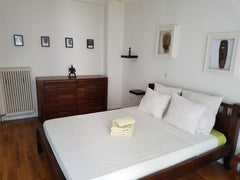 C'est une chambre de 18 m² indépendante avec une serrure , un balcon et une sall Athens, Greece Chambre près du Musée de L'Acropole Private room in rental unit vacation rental 4146889