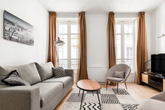 Découvrez un écrin de charme tout en contrastes, niché dans un immeuble lyonnais Lyon, France Charme traditionnel et design moderne en plein centre de Lyon Entire rental unit vacation rental 34403481