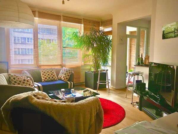 Situé en face de l'arrêt de tramway Churchill menant vers   toutes les direction  situé à Uccle ( proximité bois Cambre et Louise) Private room in condo vacation rental 44526829