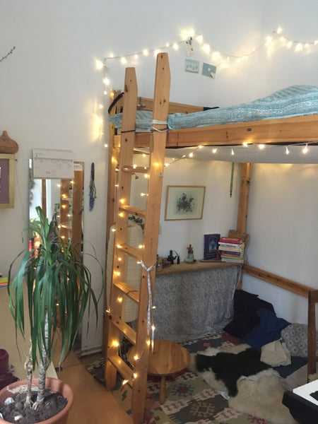 Das Zimmer ist klein aber sehr hell und hat große Fenster. Es gibt eine Nische m  Gemütliches Zimmer im 7. Bezirk, Wien Private room in rental unit vacation rental 34829313