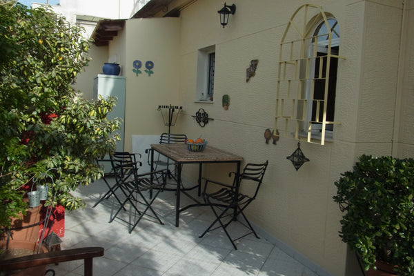Cosy appartment with spacious veranda near Acropolis. Ideal for a couple. GR Cosy appartment in Koukaki Entire rental unit vacation rental 21495621