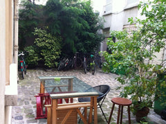 A room in a studio overlooking a beautiful backyard located in the lively Bastil Paris, France Une nuit ou deux à Bastille ? Private room in bed and breakfast vacation rental 3195179