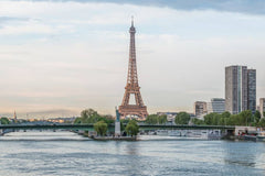 L'appartement est idéalement placé dans une rue pleine de restaurants, à deux pa Paris, France Appartement accueillant proche Tour Eiffel Entire rental unit vacation rental 29352924