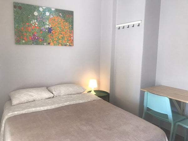 Enjoy this newly painted and furnished space. It's close to the center and just  Australia 5th floor, compact and cozy, central apartment Entire rental unit vacation rental 47559068