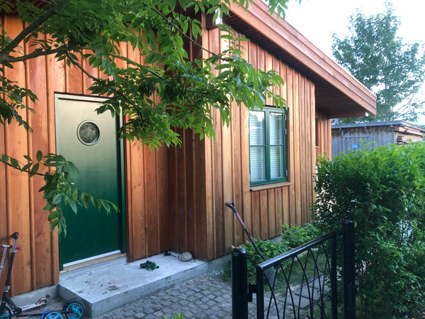 Bo i et hyggeligt og nybygget hus i en grøn oase,  kun 15 minutter fra centrum a Copenhagen, Denmark Villa i byoase med køkkenalrum og hyggelig have Entire villa vacation rental 647080053912175525