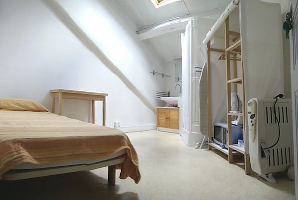 Independent room, 10m2, on the top floor of a charming old building. <br />It is Lyon, France Central accomodation, closed railway stations ! Entire rental unit vacation rental 13267857