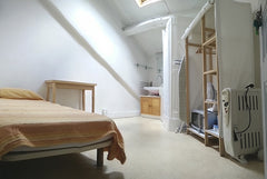 Independent room, 10m2, on the top floor of a charming old building. <br />It is Lyon, France Central accomodation, closed railway stations ! Entire rental unit vacation rental 13267857
