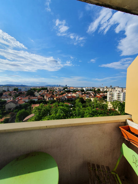 Bonjour,<br />Appartement avec une belle vue sans vis-à-vis au 7e étage avec asc  Appartement T3 avec belle vue à Lyon 8 Entire rental unit vacation rental 702664035246909204