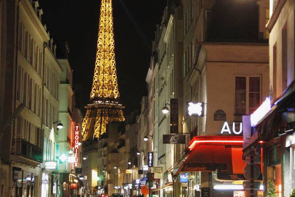 Charming and Cosy. Recently renovated.<br />1 double bed for a couple + 1 double Paris, France Charming and cosy studio close to the Eiffel tower Entire rental unit vacation rental 21525697