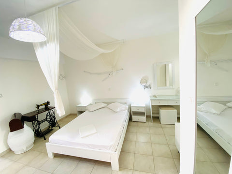 Full equipment white studio ideal for a couple  or 3 friends.<br /><br /><b>Lice Greece White full studio on the back yard . Room in hotel vacation rental 672336391574229480