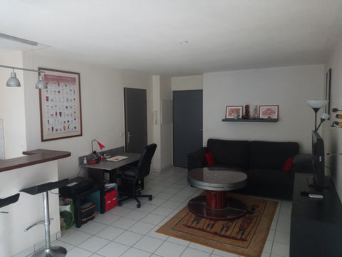 Appartement deux pièces de 45 m² avec une place de parking privative dans une ré Bordeaux, France Appartement Cosy à Bordeaux, deux pièces Entire condo vacation rental 53130711