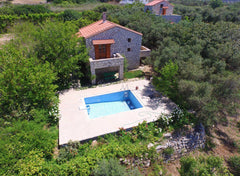 Das Ferienhaus Villa Stafro Stelo mit eigenen Pool ,  liegt in einem Olivenhain   Ferienhaus Villa Stafro Stelo Entire home vacation rental 27410736