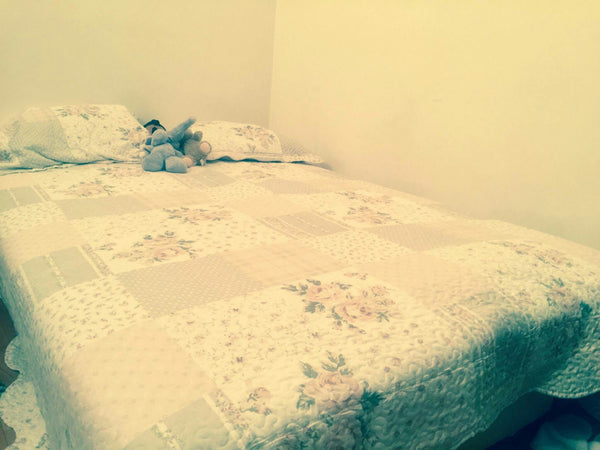 Hello! <br />On vous partager notre T1 pendant votre séjour,  nous dormons dans   T1 à 2 min du métro et à côté des champs élysées Shared room in rental unit vacation rental 20755671