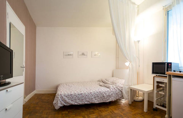 This cosy studio is the perfect hideaway for a trip in Paris. <br />20 minutes o Madrid, Spain Cosy studio in the south of Paris Entire rental unit vacation rental 11177790